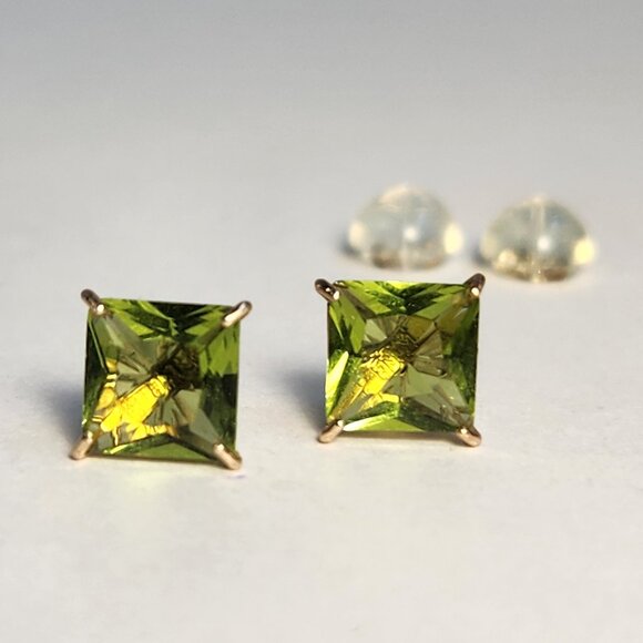 NIB VTG 10K Solid Gold Natural Olive Peridot Princess 0.75cts Stud Earrings - Picture 2 of 13